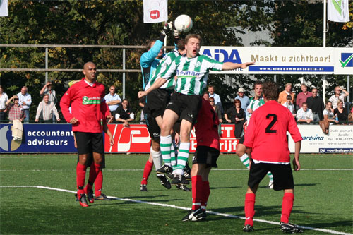 Be Quick '28 - SC. Genemuiden (Foto Helmich Lubberts).