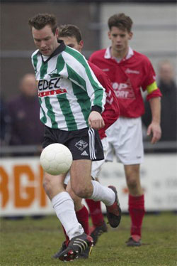 Pascal Oostenbroek neemt de bal mee (Copyrigt Marinus Wieten)