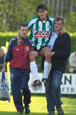Rainier Resokario verlaat geblesseerd het veld (Copyright Marinus Wieten)