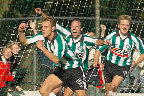 Berry Halfwerk juicht na de 2-1, Robert van Dijk en Tymen brouwer vieren het doelpunt mee (Copyright Marinus Wieten)