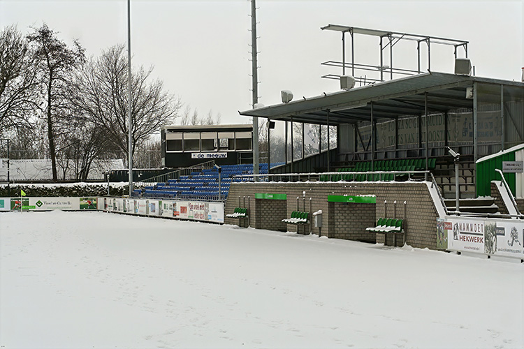 Hevige sneeuwval maakte het dat de wedstrijd later moest worden gespeeld.