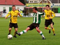 020 Genemuiden VEV'67  21-11-2015: Voetbal: SC Genemuiden v VEV 67: Genemuiden/Cedric Eeuwema (l) of VEV'67, Patrik Lip (m) of Genemuiden, Hendrik Rozema (r) of VEV'67/Beker District Noord