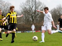 004 2016 DOS37 Genemuiden  09-04-2016: Voetbal: DOS 37 v SC Genemuiden: Vriezenveen/Wout Kikkert (l), Douwe Koebrugge (m) of DOS '37, Frank Kuurman (r) of Genemuiden/Hoofdklasse C zaterdagamateurvoetbal.