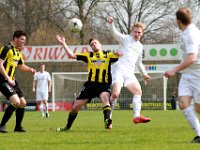 006 2016 DOS37 Genemuiden  09-04-2016: Voetbal: DOS 37 v SC Genemuiden: Vriezenveen/Stefan Huiskes (l), Marc Meier (m) of DOS '37, Jasper bremmer (r) of Genemuiden/Hoofdklasse C zaterdagamateurvoetbal.