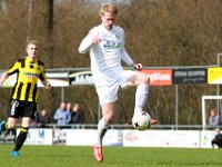 013 2016 DOS37 Genemuiden  09-04-2016: Voetbal: DOS 37 v SC Genemuiden: Vriezenveen/Tom Hegeman (l) of DOS '37, Jasper bremmer (r) of Genemuiden/Hoofdklasse C zaterdagamateurvoetbal.