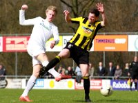 014 2016 DOS37 Genemuiden  09-04-2016: Voetbal: DOS 37 v SC Genemuiden: Vriezenveen/Jasperr bremmer (l) of Genemuiden, Stefen Huiseks (r) of DOS '37/Hoofdklasse C zaterdagamateurvoetbal.