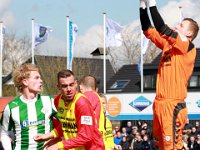012 2016 Genemuiden CSV Apeldoorn  16-04-2016: Voetbal: SC Genemuiden v CSV Apeldoorn: Genemuiden/Jasper bremmer (l) of Genemuiden, Richard van Schooten (m), Patrick Jansen (r) of Apeldoorn/Hoofdklasse C zaterdagamateurvoetbal