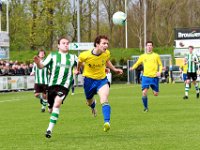 006 2016 Genemuiden Staphorst  23-04-2016: Voetbal: SC Genemuiden v Staphorst: Genemuiden/Sijmon Eenkhoor (l) of Genemuiden, Roelof de Jong (r) of Staphorst/Hoofdklasse C zaterdagamateurvoetbal