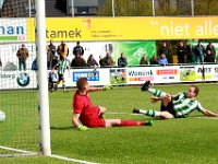 014 2016 Genemuiden Staphorst  23-04-2016: Voetbal: SC Genemuiden v Staphorst: Genemuiden/René Oosterhof (l) of Staphorst, Sijmon Eenkhoorn (r) of Genemuiden/Hoofdklasse C zaterdagamateurvoetbal