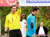 010 2016 Drachtster Boys Genemuiden  30-04-2016: Voetbal: Drachtster Boys v Genemuiden: Drachten / Ref. M. Oosting (l), Jelmer van der Meer (r) of Drachtster Boys / Hoofdklasse C zaterdag amateurvoetbal