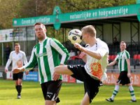 021 2016 Drachtster Boys Genemuiden  30-04-2016: Voetbal: Drachtster Boys v Genemuiden: Drachten / Tjeerd Korf (l) of Genemuiden, Richard Hamstra (r) of Drachtster Boys / Hoofdklasse C zaterdag amateurvoetbal