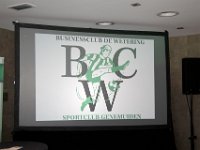 008 2016 BCW Sierd de Vos  Sierd de Vos is een Nederlands sportverslaggever. Hij staat bekend om zijn kennis van het Spaanse voetbal alsook zijn unieke stijl als voetbalcommentator, hetgeen hem de status van cultheld bezorgde. : Sierd de Vos, Sportclub Genemuiden
