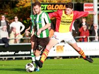 015 2016 CSV Apeldoorn Genemuiden  29-10-2016: Voetbal: CSV Apeldoorn v SC Genemuiden: Apeldoorn / Jacco Riemens (l) of Genemuiden, Charlie van der Hulst (r) of CSV Apeldoorn / : SC Genemuiden, CSV Apeldoorn, Hoofdklasse B zaterdagamateurvoetbal, Jacco Riemens, Charlie van der Hulst