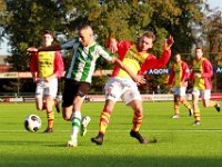 021 2016 CSV Apeldoorn Genemuiden  29-10-2016: Voetbal: CSV Apeldoorn v SC Genemuiden: Apeldoorn / Omar Kavak (l) of Genemuiden, Jesse Hartgers (r) of CSV Apeldoorn / : SC Genemuiden, CSV Apeldoorn, Hoofdklasse B zaterdagamateurvoetbal, Omar Kavak, Jesse Hartgers