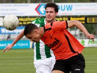 006 2017 Sparta Nijkerk Genemuiden  08-04-2017: Voetbal: Sparta Nijkerk v SC Genemuiden: Nijkerk/Danny Menting (b) of Genemuiden, Janic Makizodila (f) of Nijkerk/ : SC genemuiden, Sparta Nijkerk, Zaterdagamateurvoetbal, Hoofdklasse B