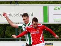 016 2017 Genemuiden AZSV  22-04-2017: Voetbal: SC Genemuiden v AZSV: Genemuiden/Dirk Muis (l) of Genemuiden, Robbin Thuss (r) of AZSV/ : SC Genemuiden, AZSV Aalten, Zaterdagamateurvoetbal, Hoofdklasse B, Dirk Muis, Robbin Thuss
