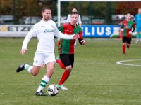 013 17 18 Zuidvogels Genemuiden  18-11-2017: Voetbal: Zuidvogels v SC Genemuiden: Huizen/Anne van der Kolk (l) of Genemuiden, Terry Bóné (r) of Zuidvogels/ : HSV De Zuidvogels, SC Genemuiden, Hoofdklasse B, Zaterdagamateurvoetbal, Anne van der Kolk, Terry Bóné
