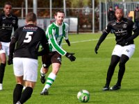 HL20180317007  17-03-2018: Voetbal: SC Genemuiden v DFS: Genemuiden/Noe Bokila (l) of DFS, Anne van der Kolk (m) of Genemuiden, Lorenzo Davids (r) of DFS/ : SC Genemuiden, DFS, Zaterdagamateurvoetbal, Hoofdklasse B, Noe Bokila, Anne van der Kolk, Lorenzo Davids