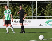 HL20251004019 RIJSSEN, NETHERLANDS - OKTOBER 10: Rens van Benthem (l) of Genemuiden, Ref. Smeenk. Competition match between Excelsior '31 vs SC Genemuiden at Sports complex...