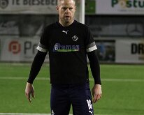 HL20251020003 Oud-spelers Sportclub Genemuiden nemen afscheid tijdens Biestemerkeumpien.