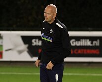 HL20251020008 Oud-spelers Sportclub Genemuiden nemen afscheid tijdens Biestemerkeumpien.