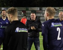 HL20251020015 Oud-spelers Sportclub Genemuiden nemen afscheid tijdens Biestemerkeumpien.