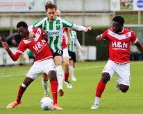 HL20251025005 GENEMUIDEN, NETHERLANDS - OKTOBER 25: Demo Koida (l) of Harkema, Hadde Pleijiser (m) of Genemuiden, Ibrahim Sillah (r) of Harkema. Competition match between SC...