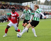 HL20251025008 GENEMUIDEN, NETHERLANDS - OKTOBER 25: Ibrahim Sillah (l) of Harkema, Gerben Kolk (m), Arend van de Wetering (r) of Genemuiden. Competition match between SC...
