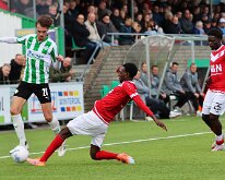 HL20251025016 GENEMUIDEN, NETHERLANDS - OKTOBER 25: Hadde Pleijsier (l) of Genemuiden, Demo Koida (m), Jules Boubane (r) of Harkema. Competition match between SC Genemuiden...