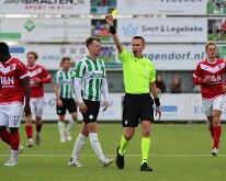 HL20251025018 GENEMUIDEN, NETHERLANDS - OKTOBER 25: Rutger Etten of Genemuiden (l), Ref. Bjorn Kuiper (r).Competition match between SC Genemuiden vs Harkemase Boys at Sports...