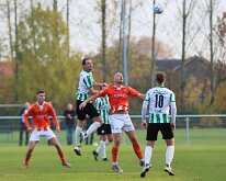 HL20251108005 TIEL, NETHERLANDS - NOVEMBER 8: Ramon Bens (l) of Genemuiden, Elmo Lieftink (r) of TEC. Competition match betweensv TEC vs SC Genemuiden at Sports complex “the...