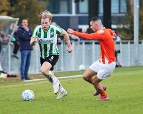 HL20251108011 TIEL, NETHERLANDS - NOVEMBER 8: Arend van de Wetering (l) of Genemuiden, Tulughan Turkmen (r) of TEC. Competition match betweensv TEC vs SC Genemuiden at Sports...