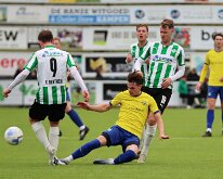 HL20251115011 GENEMUIDEN, NETHERLANDS - NOVEMBER 15, 2025: Daimen Schra (l) of Stahorst, Rutger Etten (r) of Genemuiden. Competition match between SC Genemuiden vs v.v....