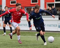 HL20251206006 VEENENDAAL, NETHERLANDS - DECEMBER 6, 2025: Sam Oonincx (l) of DOVO, Rens van Benthem (r) of Genemuiden. Competition match between DOVO vs SC Genemuiden at...