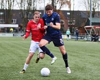 HL20251206008 VEENENDAAL, NETHERLANDS - DECEMBER 6, 2025: Timo Pluk (l) of DOVO, Berwout Beimers (r) of Genemuiden. Competition match between DOVO vs SC Genemuiden at Sports...