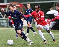 HL20251206012 VEENENDAAL, NETHERLANDS - DECEMBER 6, 2025: Rens van Benthem (l) of Genemuiden, Kelly Joao (r) of DOVO. Competition match between DOVO vs SC Genemuiden at...