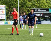 HL20260509007 SCHERPENZEEL, NETHERLANDS - MAY 9: Ref. Eric van der Vaart (l), Marc Magan of Genemuiden (r). Competition match between vv Scherpenzeel vs SC Genemuiden at...