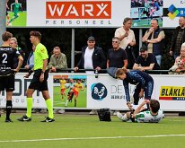 HL20260912014 GENEMUIDEN, NETHERLANDS - SEPTEMBER 12: Ref Daan Schapers (l), Rianka Hoeve (r) of Genemuiden. competition match between SC Genemuiden vs SVZW at Sports complex...