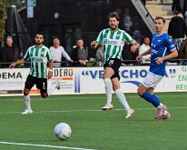 HL20261003003 HOOGEVEEN, NETHERLANDS - OKTOBER 2026: Mitchell van Rooijen (l), Berwout Beimers (m) of Genemuiden, Noah Schuurman (r) of Hoogeveen. Competition match between...